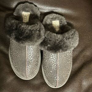 UGG fuzzy slippers, warm winter house shoes - size 6 women’s